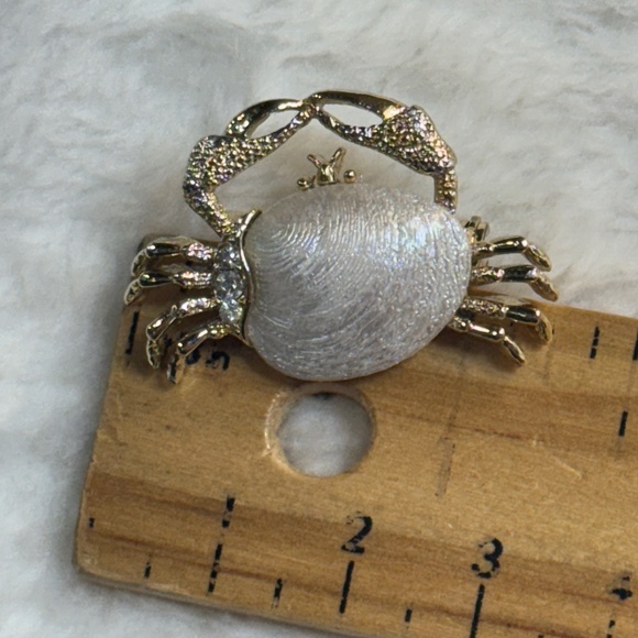 Vintage Gerry's Brooch Crab Pin Gold Tone Rhinestone Shell Beach Ocean 1990s - Picture 4 of 4